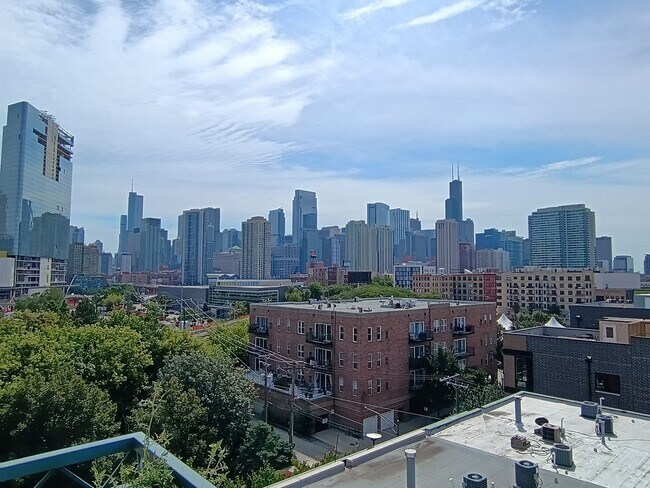 Foto del edificio - 680 N Green St