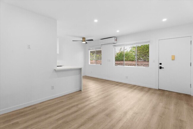 Foto del edificio - 1021 N Edinburgh Ave