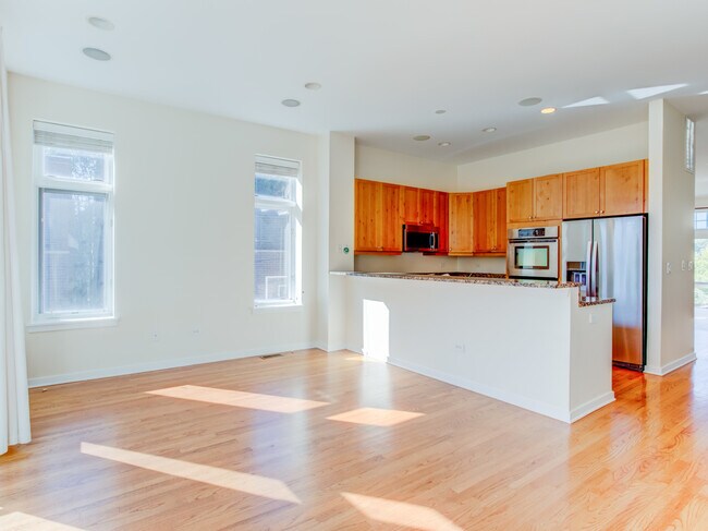 Building Photo - 2849 N Hermitage Ave