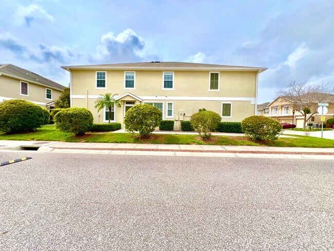 Building Photo - Upgraded 3BD/2.5BTH Townhome in Gated Comm...