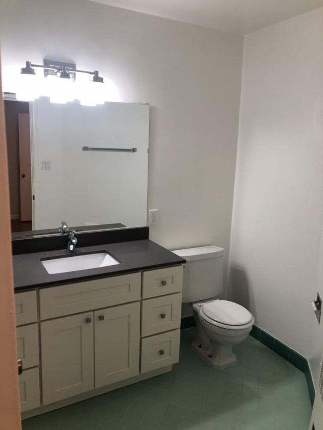 Building Photo - 1 bedroom in Oakland CA 94610