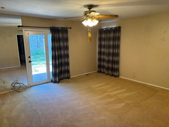 Foto del edificio - Large Home in Warr Acres, Putnam City Schools