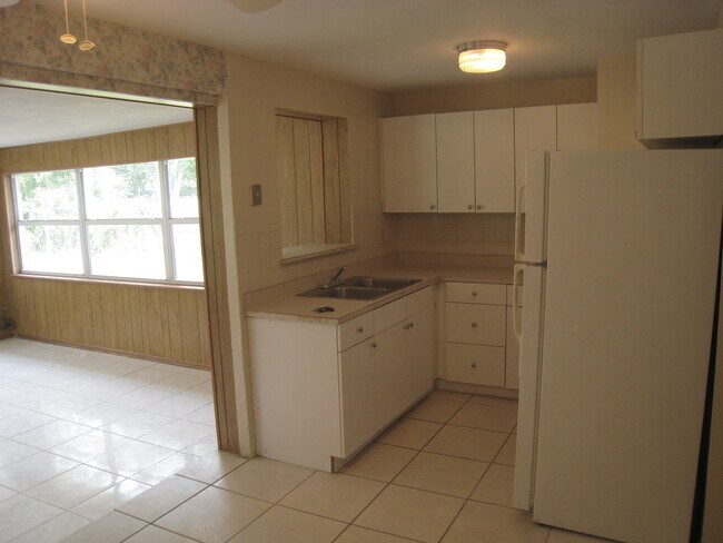 Building Photo - 1021 Lewis Dr