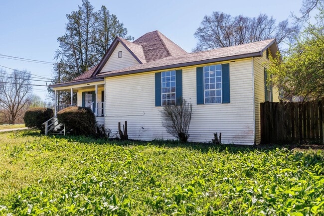 Building Photo - 4 Bedroom, 2 Bathroom in Adamsville