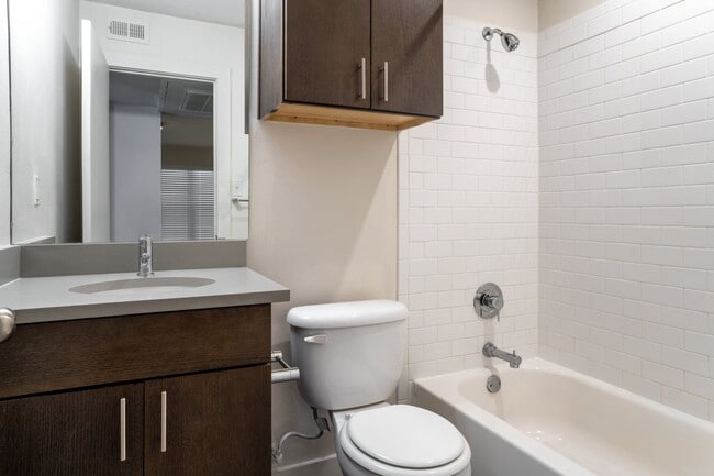 Building Photo - 203 W 39th St