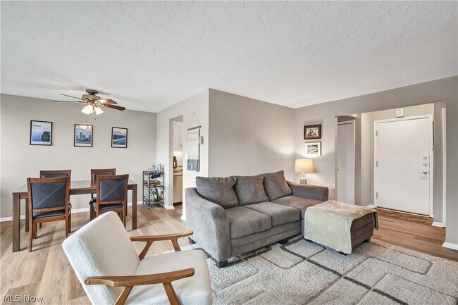 Foto del edificio - 12900 Lake Ave