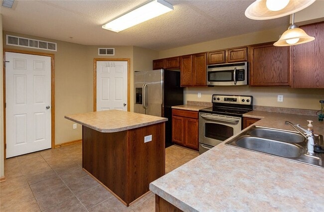 Foto del edificio - Spacious 2-Bedroom Townhome in Prime West ...