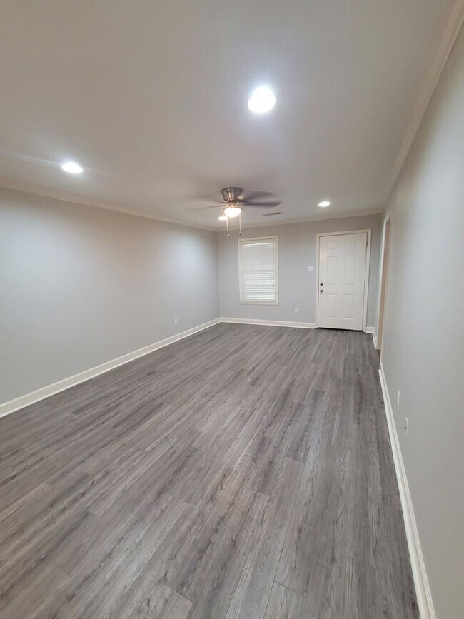Building Photo - Home in Benton