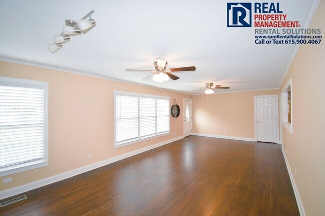 Foto del edificio - Adorable 4BD all brick home! Washer and dryer included!