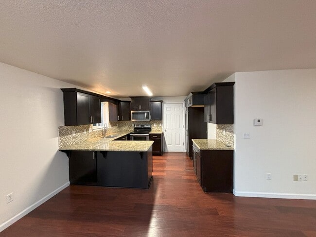 Building Photo - 3Bd/2.5Ba Two Story Home-For Viewing!