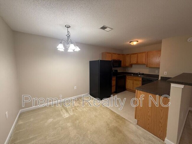 Building Photo - 1840 Crest Hollow Dr