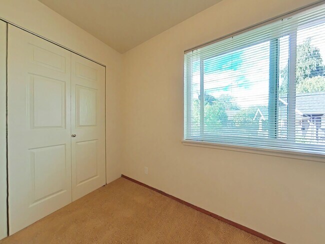 Foto del edificio - 2 Bedroom Apartment ~ Close to Campus ~ Ca...