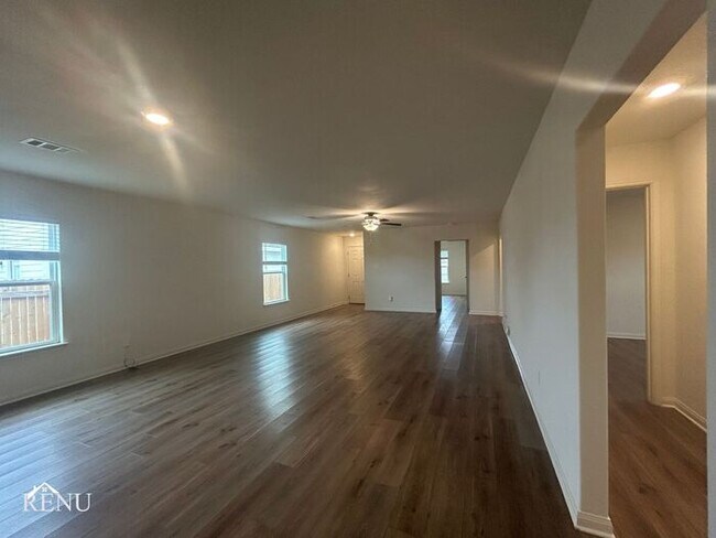 Foto del edificio - Now Available! First Month Free!