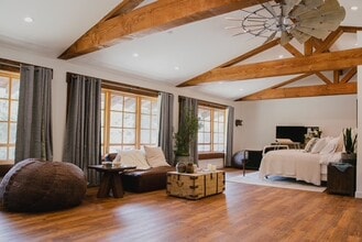 Building Photo - 1205 Country Club Dr