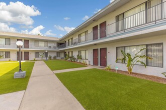 Miramar Apartments photo'