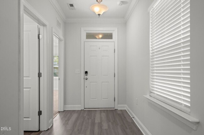Foto del edificio - 229 Daisy Grove Ln