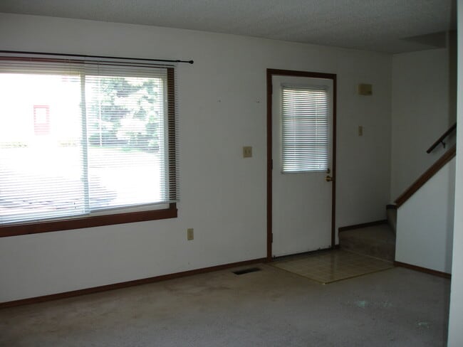 Building Photo - 108 N Elm St