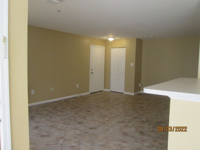 Building Photo - Lovely condo close to everything