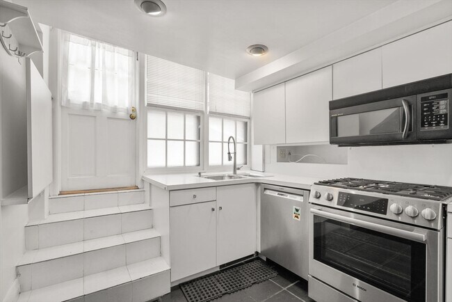 Building Photo - 93 W Cedar St