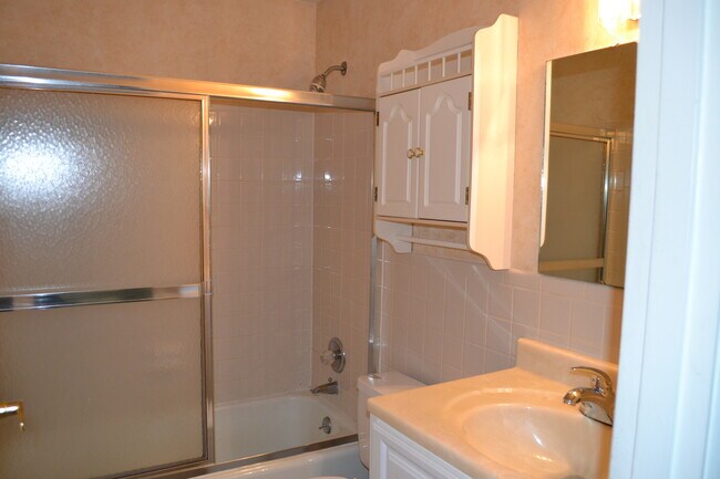 Building Photo - 604 Calais Dr