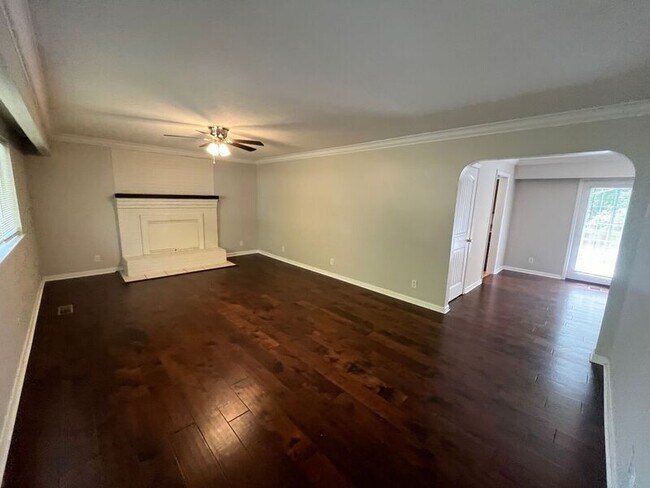 Building Photo - 5526 Crestview Dr