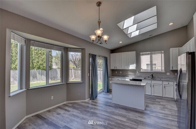 Foto del edificio - Beautifully Updated Rambler in Gated Commu...