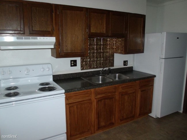 Building Photo - 918 E 7th St