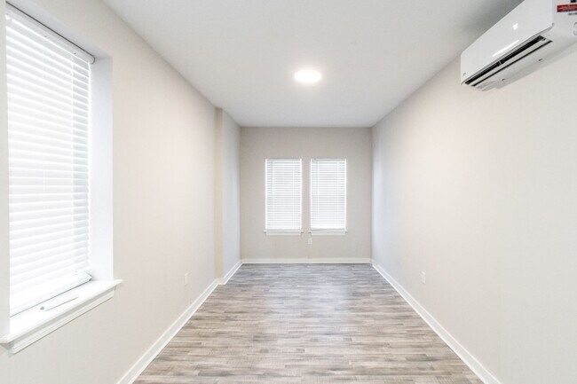 Building Photo - PA0294