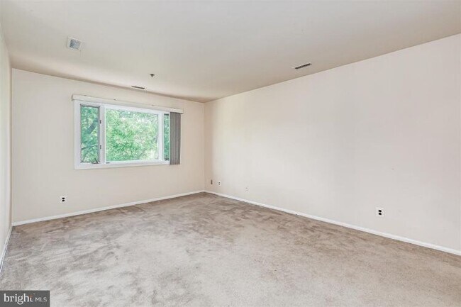 Building Photo - 2316 Sayre Dr