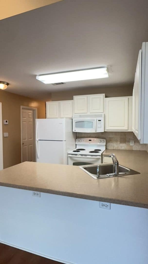 Building Photo - 3Bed/ 2Bath - Balcony and 2 Assigned Parking Spaces. Fall 2026!