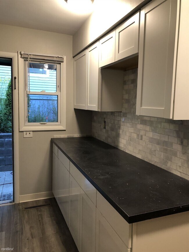 Building Photo - 1 br, 1 bath Triplex - 518 W Hoover Ave 51...