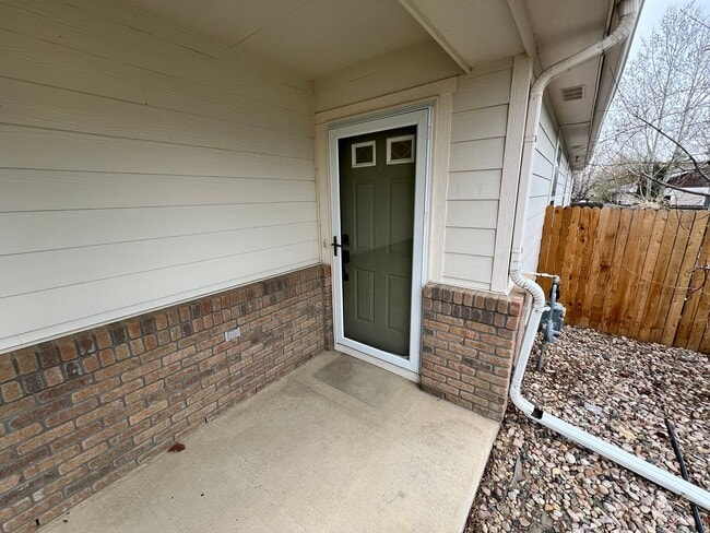 Building Photo - Great Location 3 Bed, 2 Bath, 2 Car, Close...