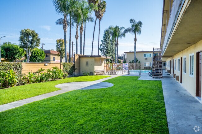 Patio - Palm Court Apartments