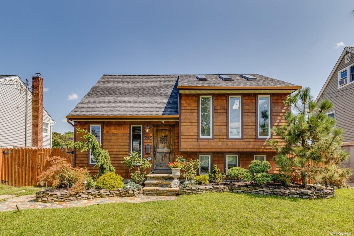 Primary Photo - 245 East Dr