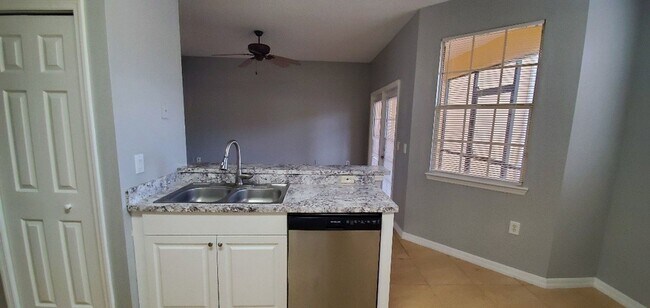 Foto del edificio - 2Bdrm 2Barh Condo -- Reserved parking spot...