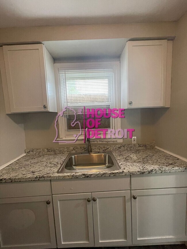 Building Photo - 3 BEDROOM | 2 BATH | FREE PRE SCREEN