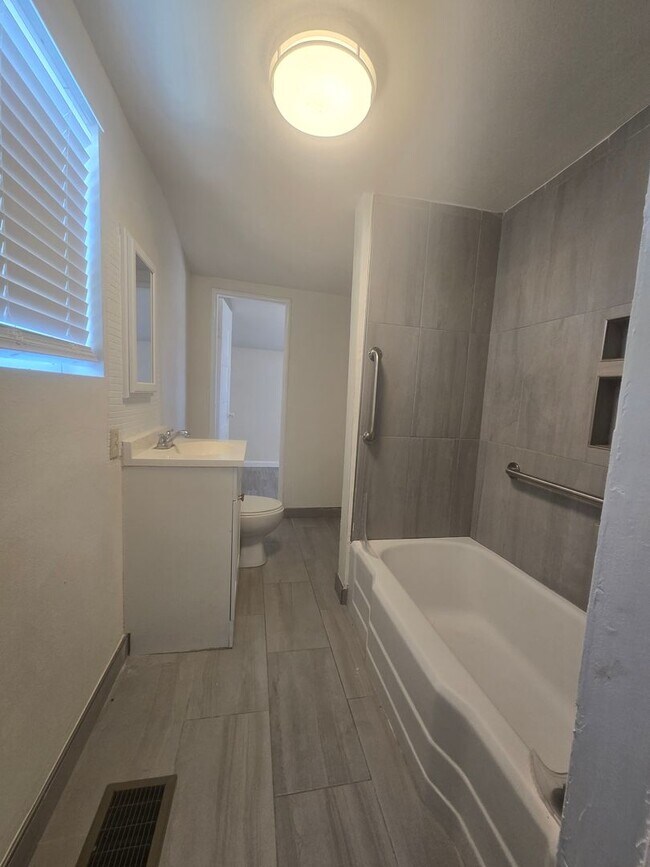 Building Photo - 3 Br 1 Ba available Now