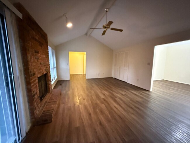 Foto del edificio - Huge Master Suite, culd-du-sac, Jenks Scho...