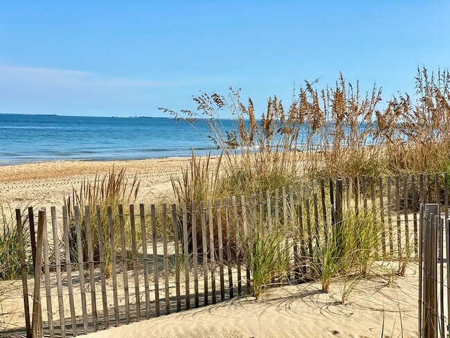 Foto del edificio - Cozy Cottage By The Sea!  3/2 Available 11...