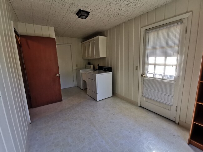 utility room - 3546 SW Seymour St
