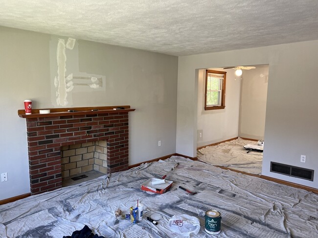 Building Photo - 906 Pond St