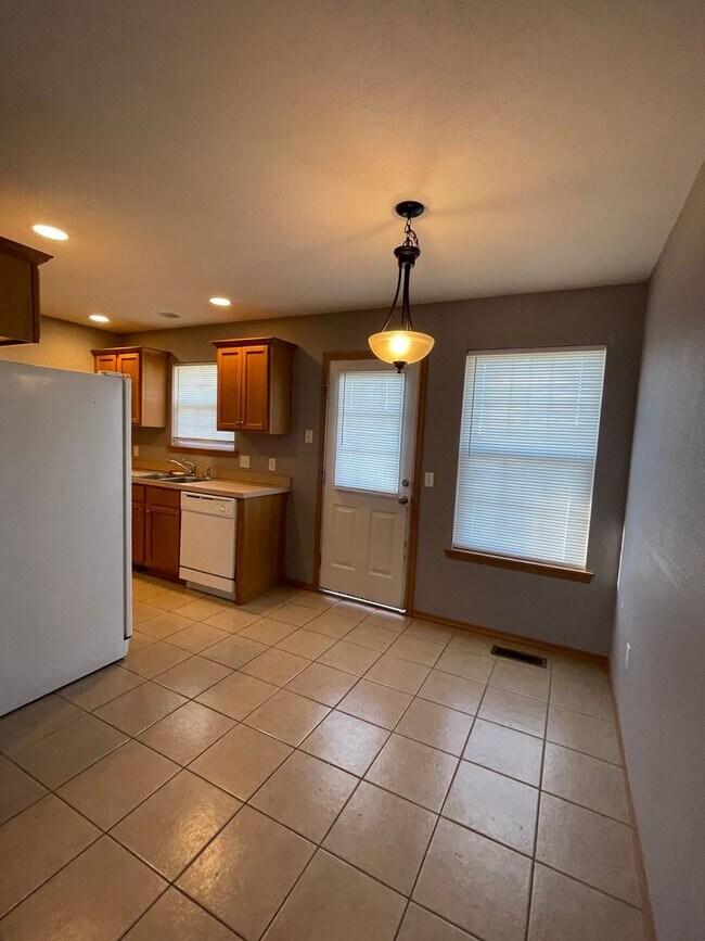 Foto del edificio - 3 Bedroom Home in Clever Available Now!