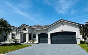 Building Photo - 1046 SW 159th Way