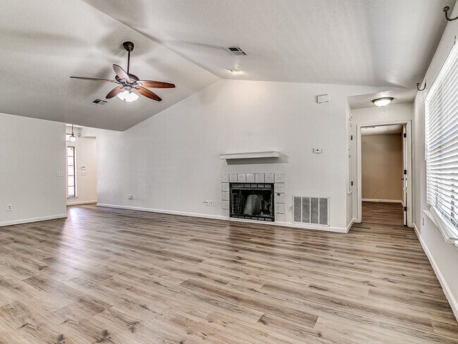 Foto del edificio - Updated Home + Edmond Schools