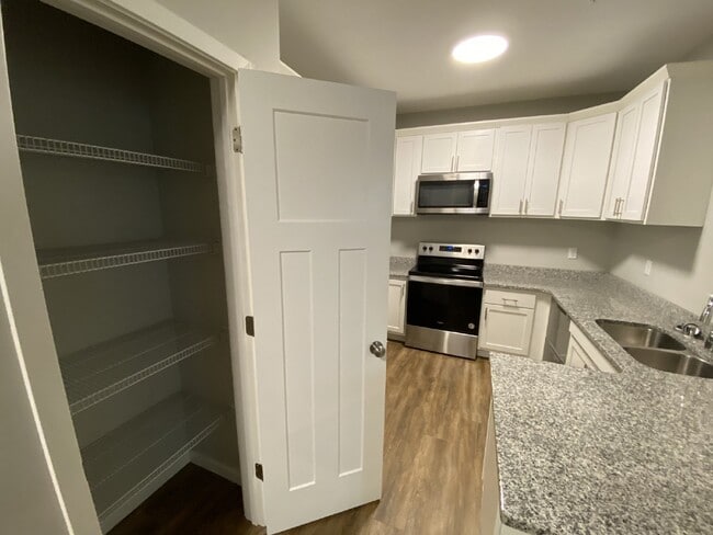 Building Photo - Modern Comfort Meets Urban Convenience in ...