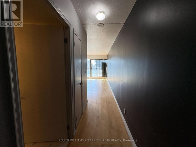 Photo du bâtiment - 22 Wellesley St E