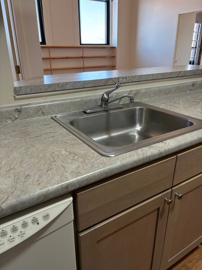 Building Photo - UPSCALE 2-BEDROOM WITH PRIVATE BALCONY!