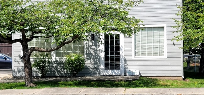 Building Photo - 417 N Henry St
