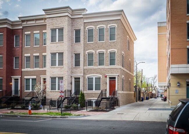 Building Photo - Gorgeous Shaw 2 Bedroom Gem! Parking Avail...