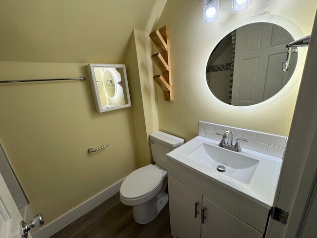 Foto del edificio - Updated 2BR Home with Reserved Parking – Moline